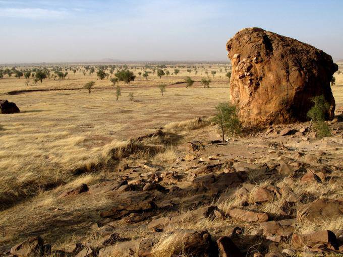 Rock e visão da estrada para M'bout Souffa, Mauritânia