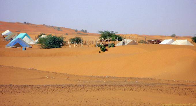 Jogo de barracas na areia do deserto, Hope Road, Mauritânia
