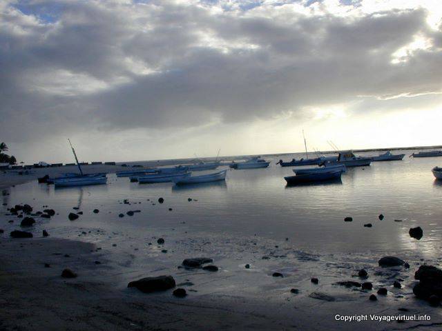 Barcos no porto na maré baixa, Flic en Flac, Maurícias.