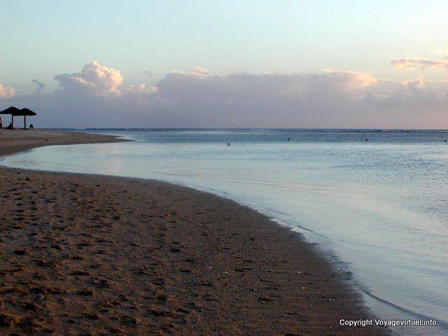Praia Flic en Flac, luz da noite, Maurícias.
