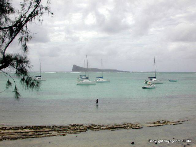 Veleiros em expectativa de tempo bom, Grand Baie, Maurícias.