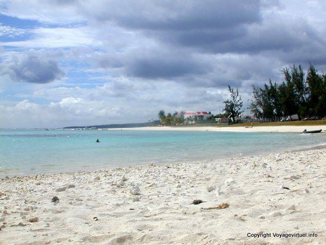 A bela praia de Flic en Flac, Maurícias.
