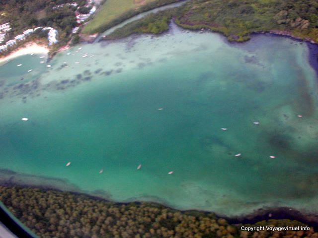 Blue Bay vista da janela do avião, Maurícias.