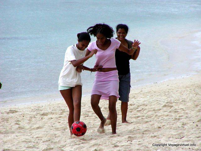 Meninas jogando futebol, Maurícias.