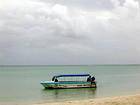 Barco na praia de Le Morne, Maurícias.