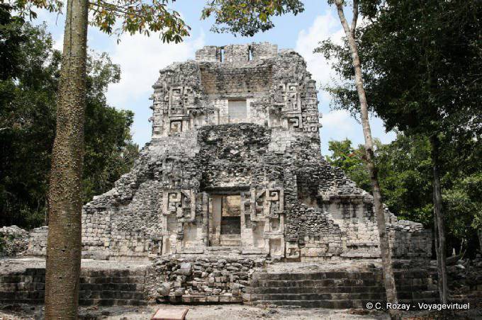 Fachada maia da estrutura XX Chicanna - México