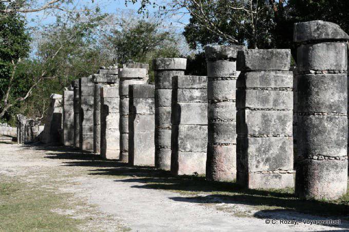 Uma mistura de colunas redondas e retangulares, local de mil colunas, Chichen Itza - México