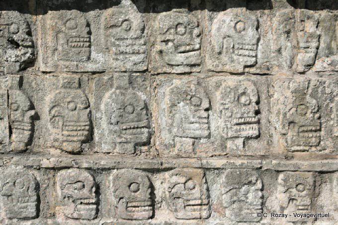 Wall of Skulls Tzompantli, Chichen Itza - México