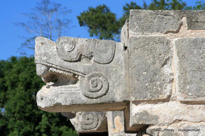 Esculturas cabeças de serpente na Casa de las Aguilas, Plataforma de Venus, Chichen Itza - México