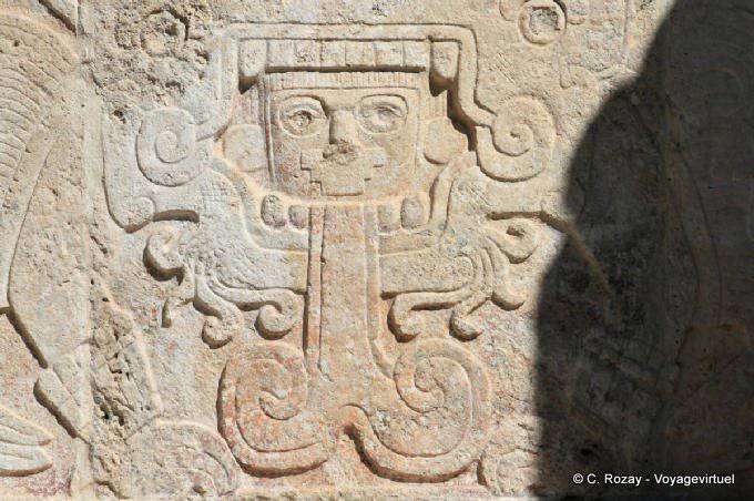 Man emergente da boca de uma serpente emplumada, relevo, plataforma de Venus, Chichen Itza - México