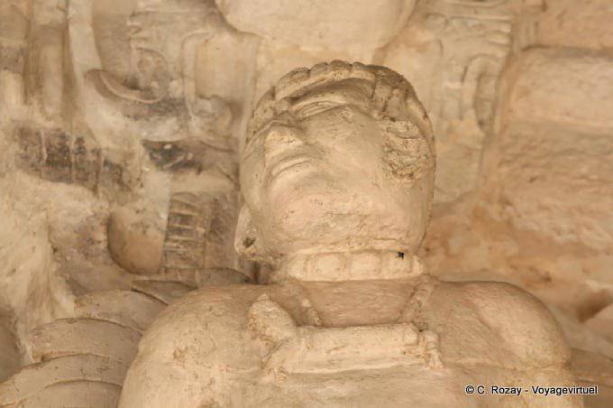 Close-up de uma estátua do friso do estuque da Acrópole, Altar Jaguar, Ek Balam - México
