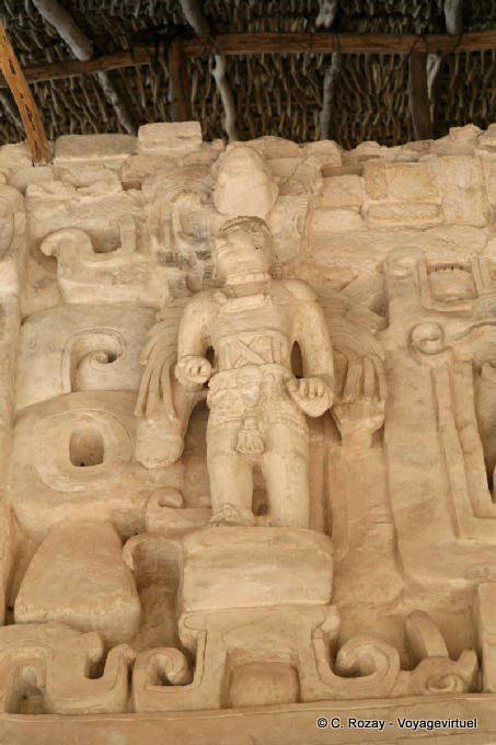 Estuque guerreiro que veste um fundo máscaras pluma, Jaguar Altar, Ek Balam - México