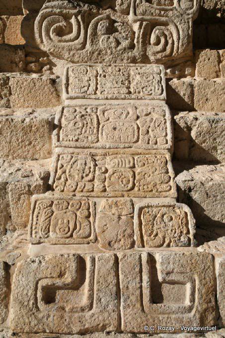 Maya hieroglyphs entrada à direita para El Torre, Ek Balam - México