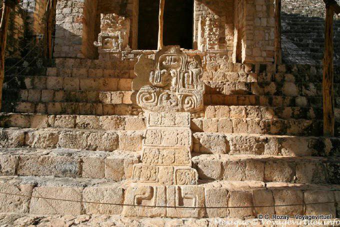 Stele na cabeça de cobra, baixo esquerda El Torre de entrada, Ek Balam - México