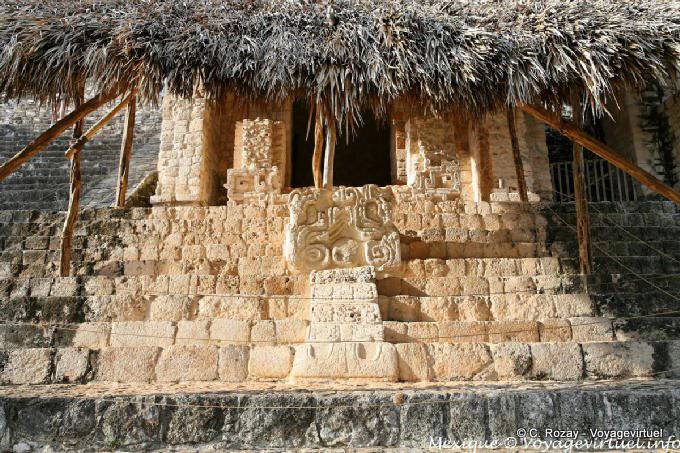 Os passos de Balamku porta dianteira direita, Jaguar Altar, Ek Balam - México