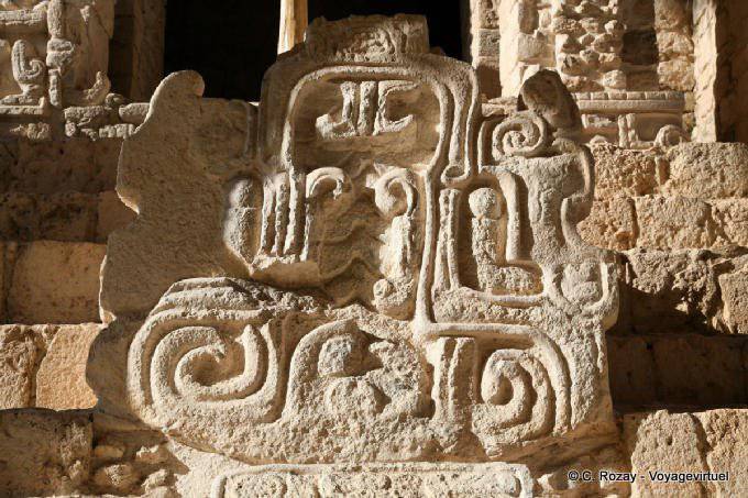 Escultura em frente a porta da esquerda, Acropolis, Ek Balam - México