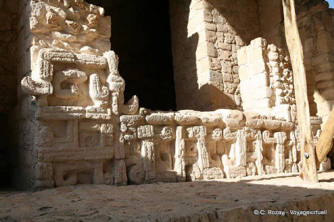 Decoração esculpida na parte inferior da porta esquerda, entrada da Acrópole, Ek Balam - México
