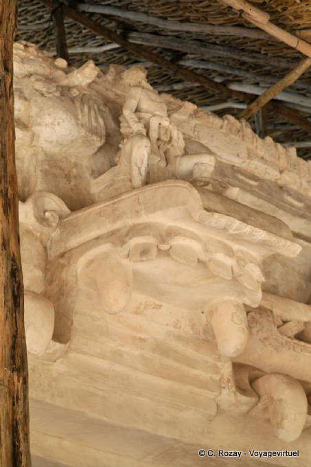 Topo da cabeça do monstro Serpent, estuque Altar preto Jaguar, Ek Balam - México