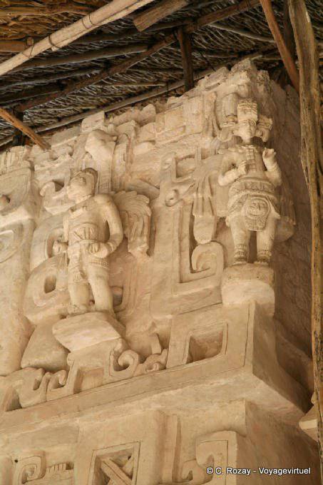 Estátuas na lateral direita do monstro da terra, Jaguar Altar, Ek Balam - México
