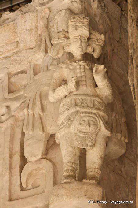 Em um canto do altar da Jaguar preto, guerreiro que veste um penacho de penas, Ek Balam - México
