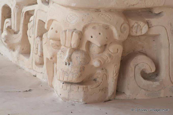 Trabalho datado do tempo canto esculpida crânio Le'k Tok ', Jaguar Altar, Ek Balam - México