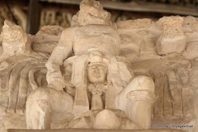 Está sobre a cabeça da serpente, escultura estuque Jaguar Altar, Ek Balam - México