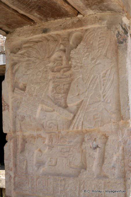 Kabah escultura maia em uma parede - México
