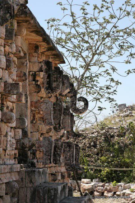 Parte da fachada do Palácio das máscaras, Kabah - México