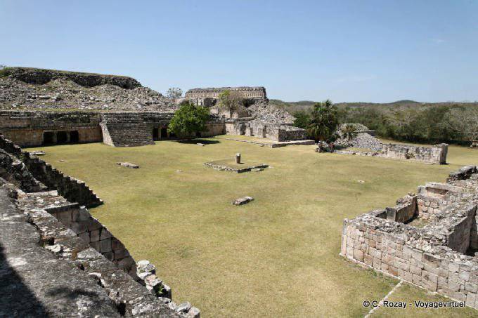 Panorama da praça central do sítio arqueológico de Kabah - México