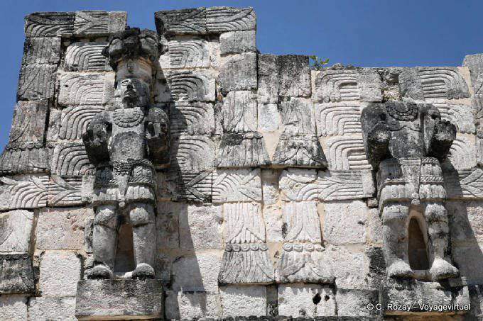 Estátuas nas esculturas de parede Jaguar, Kabah - México