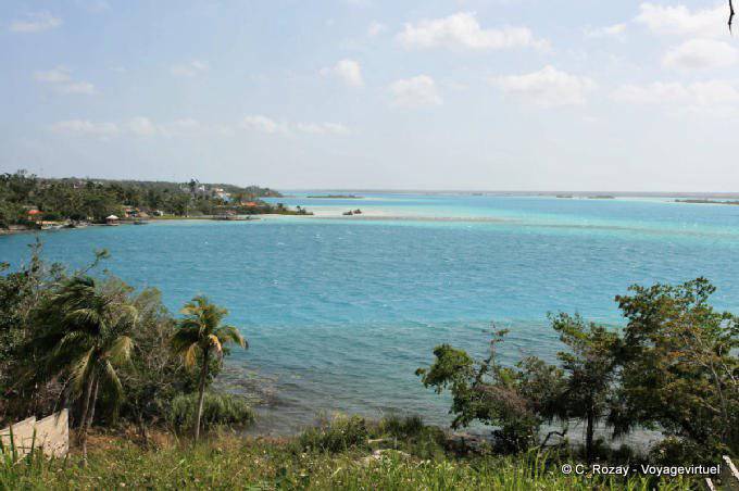 Vista do lago do Fuerte de Bacalar - México