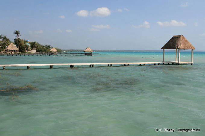 Ponton e cabanas perto de um cenote, Laguna Bacalar - México
