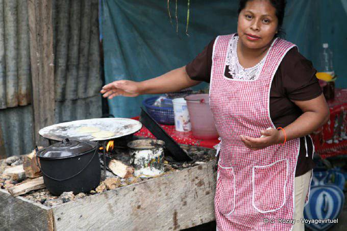 Tortillas sobre um fogo de madeira, Lagunas de Montebello - México