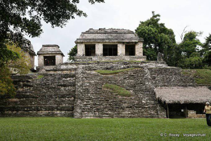 As escavações no pé de um templo, Grupo Norte, Palenque - México