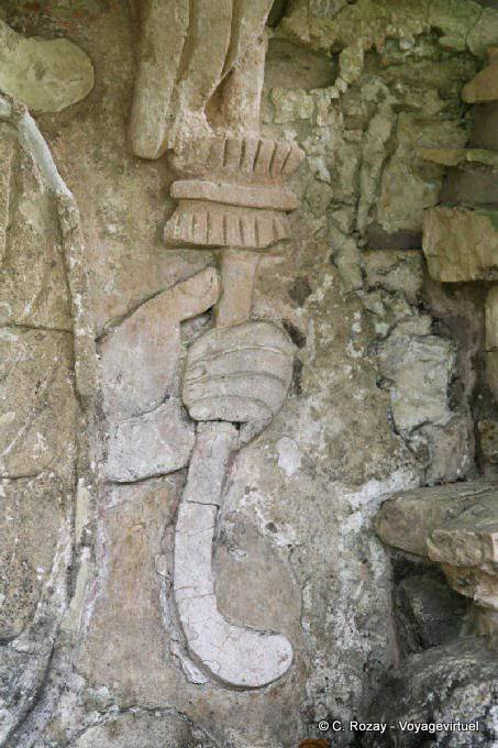 Concentre-se na mão do deus da tempestade de Teotihuacan, Grupo Norte, Palenque - México