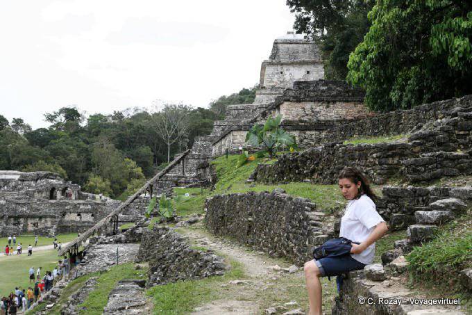 Nos degraus do templo do crânio, Palenque - México