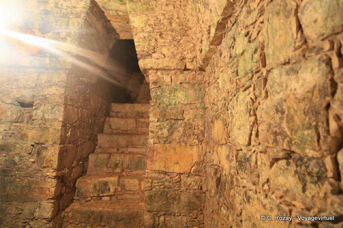 Rai sol nas entranhas do Templo da Caveira, Palenque - México