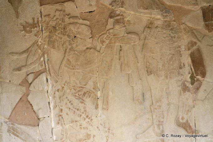 Tz'akb'u segurando uma estatueta do deus K'awiil, baixo-relevo do Templo XIV, Palenque - México