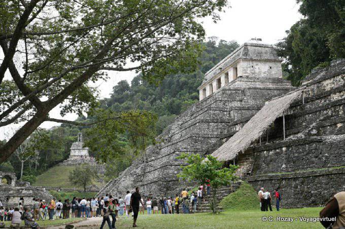 ao pé das escadas, Templo de las Inscripciones, Palenque - México