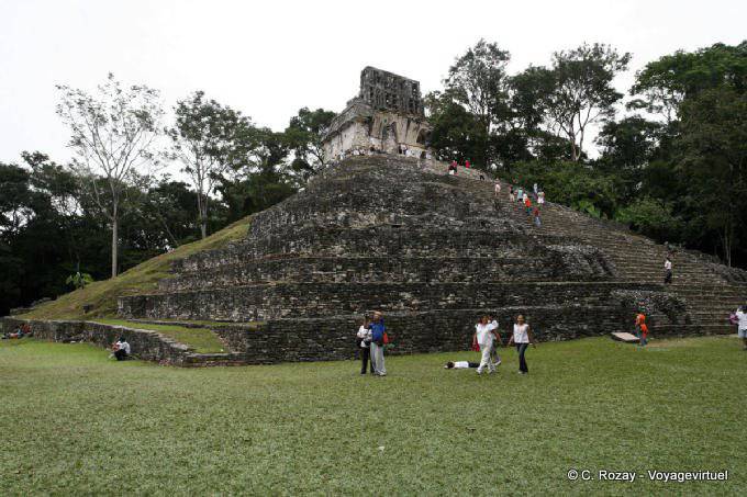 Ao pé do templo pirâmide da Cruz, Palenque - México