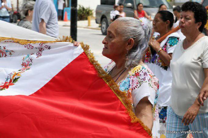 Velha mulher durante uma manifestação, Puerto Morelos - México