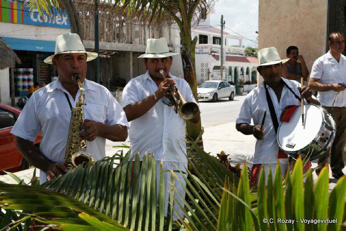 Grupo de músicos, Puerto Morelos - México