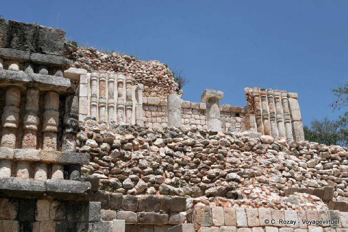 Palacio Norte, colunas aplicado ao lado, Sayil - México