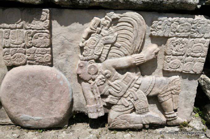 O jogador de bola, a escultura do lado esquerdo, Tonina - México