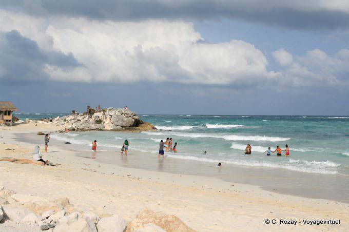 Banhistas na praia de Tulum - México