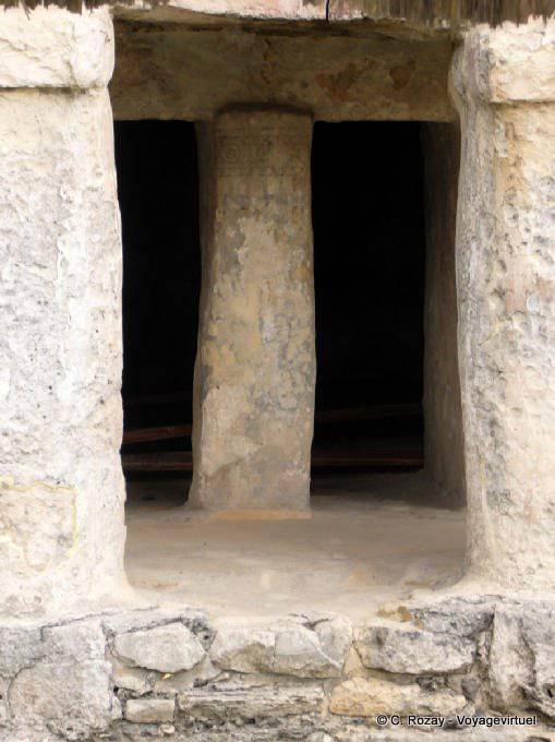 Colunas em uma única peça, sítio arqueológico de Tulum - México