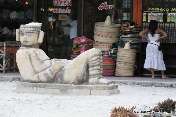 Chac Mool reprodução antes da loja de souvenirs, local, Tulum - México