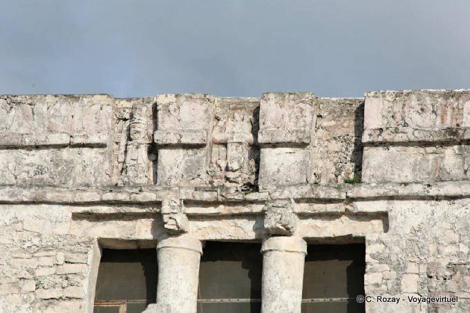 Escultura de Deus descendo no nicho central, El Castillo, Tulum - México