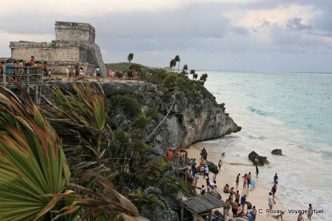 A praia ao pé do Templo do Deus do Vento, Tulum - México