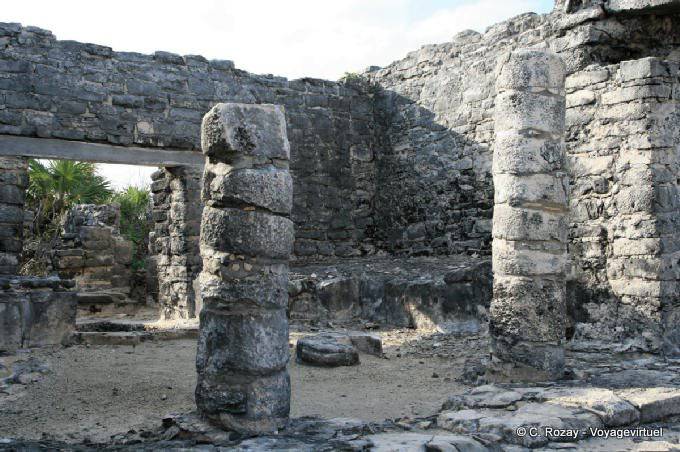 Colunas dentro da casa do Cenote, Tulum - México